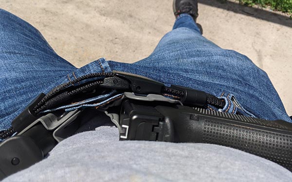 signs that someone is carrying a gun - sagging waistline